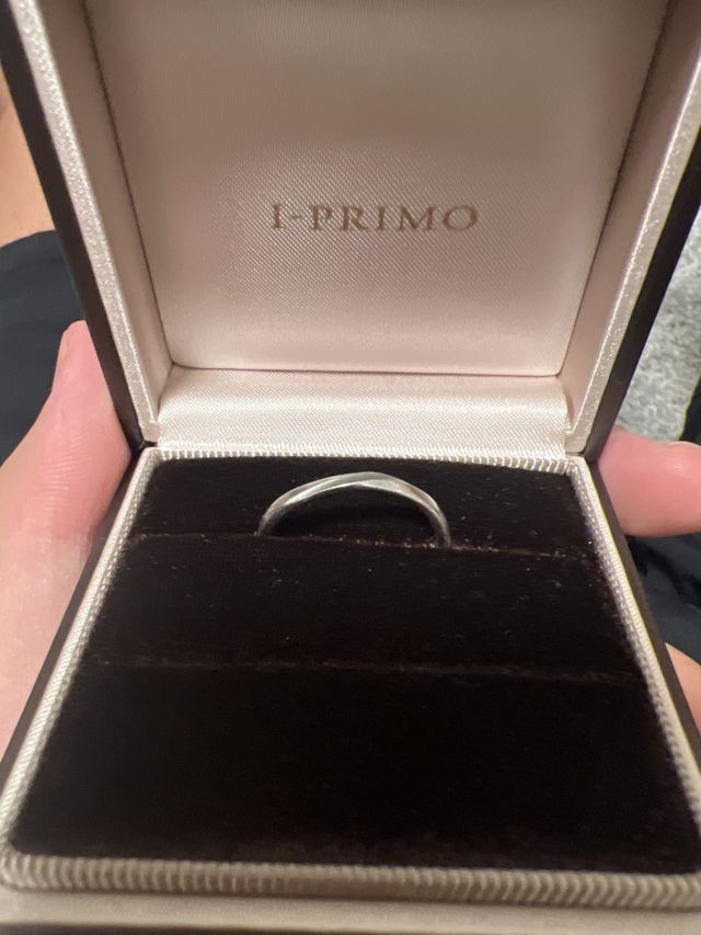 捻れているデザイン
溝の所はダイヤモンドを入れてます