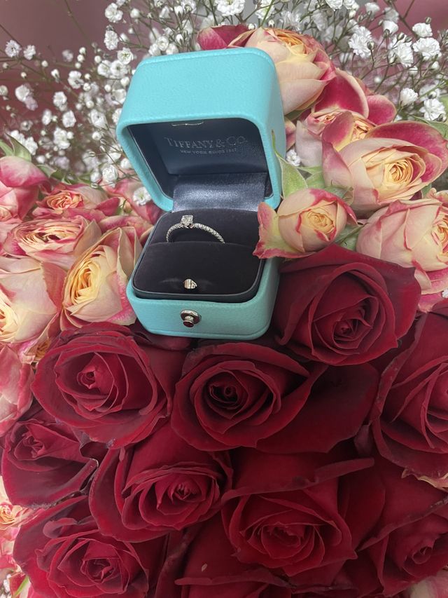 横もキラキラしててかわいい♡リングが細い点も気に入りました！