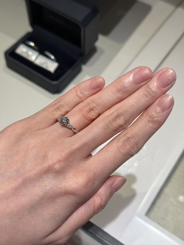 細めの結婚指輪を選んだのでとても相性がよかったです。