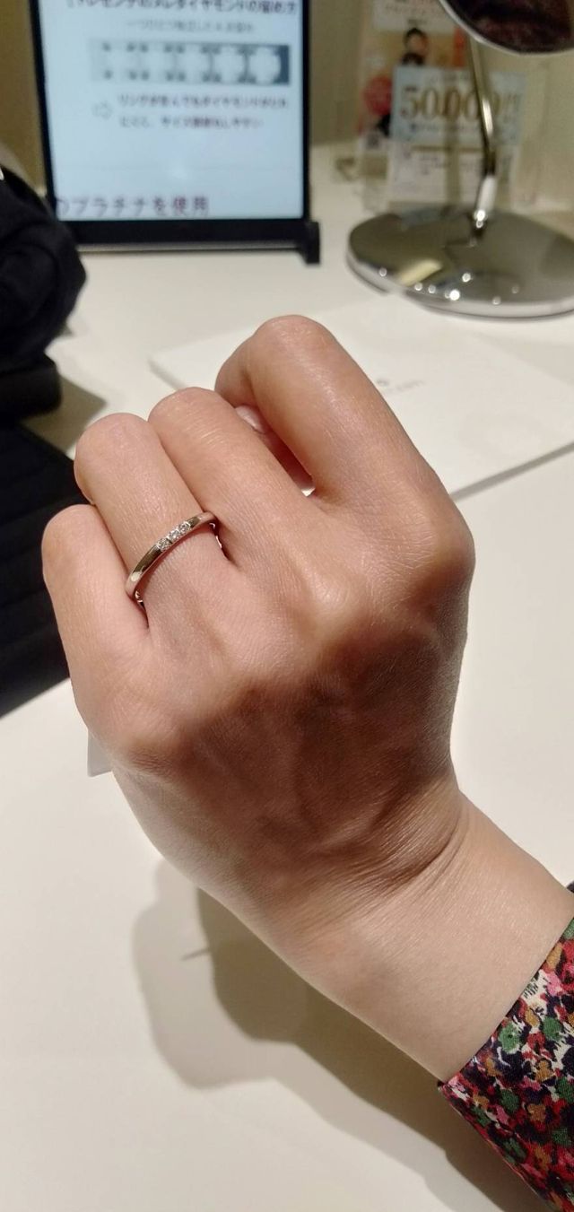 シンプルな指輪で3石ダイヤ入りのもの