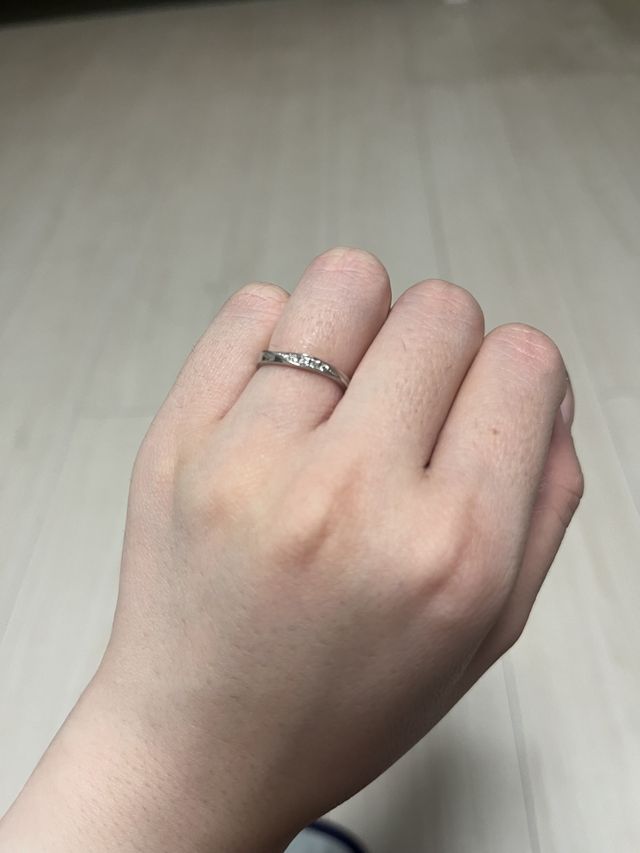 肉眼でも見づらいですが、ピンクダイヤが埋め込まれた指輪です。