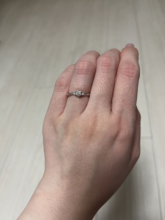 センターにダイヤの横に小さなダイヤが埋め込まれています。