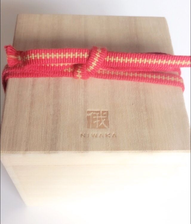 桐箱に入ります。真田紐で結びます。