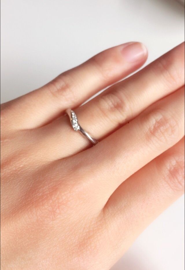 緩やかなＶデザインにより、指が細く長く見えます。