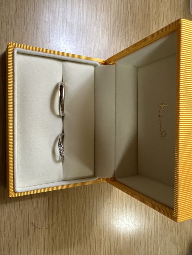 2人の結婚指輪を箱に入れて渡してもらった写真。