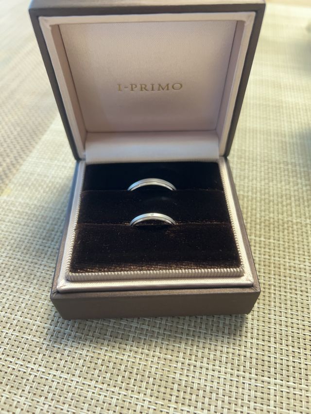 茶色とピンクの可愛らしい配色のリングボックスと指輪