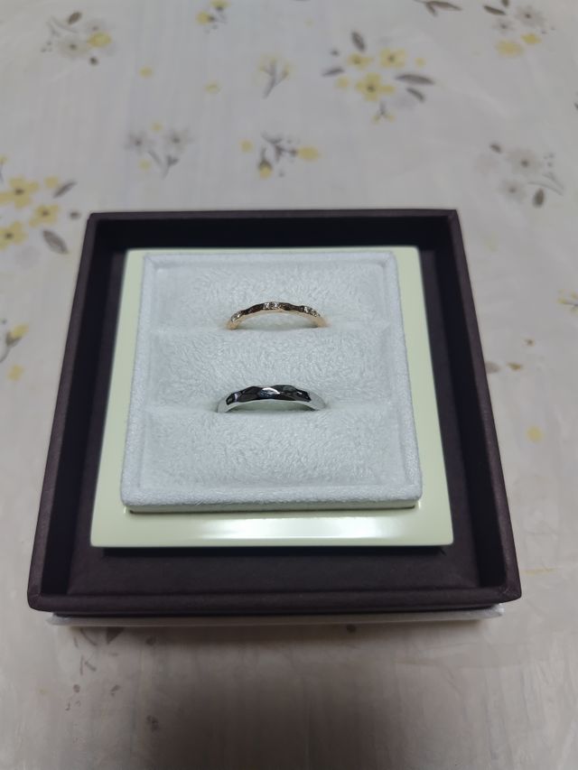 ピンクゴールドの女性用と、シルバーの男性用です。