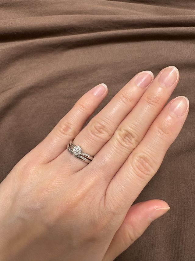 婚約指輪と重ね付けです。