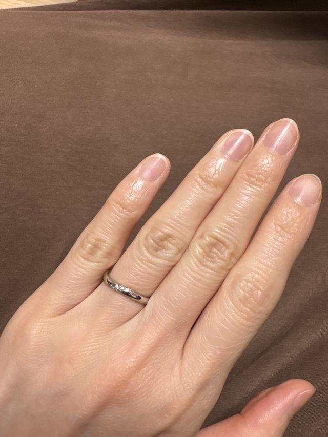 真ん中に小さいダイヤがある結婚指輪です。