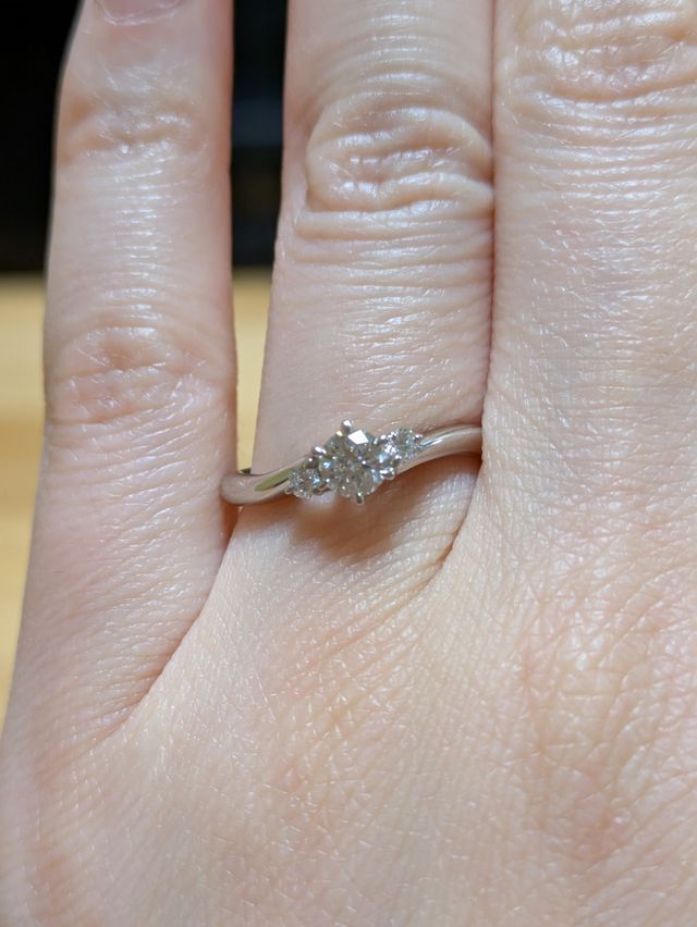 シャイニングフローの婚約指輪です。