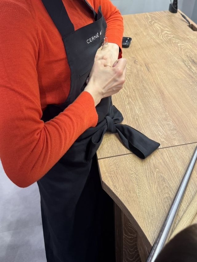 指輪をはめて調整し、自分の指にぴったりなサイズになりました。