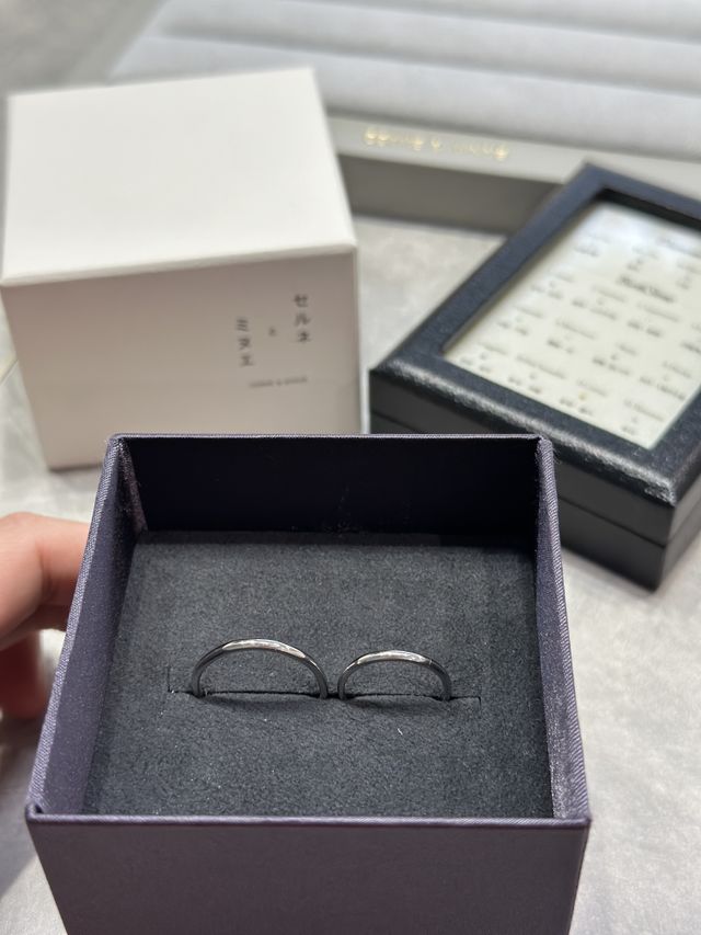 ダイヤに加えて誕生石を内側に埋め込みました。