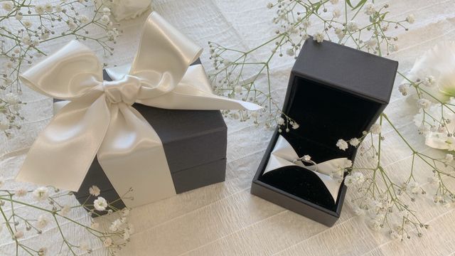 婚約指輪のケースをお花と一緒に撮りました。