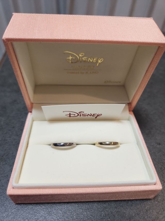 重ねづけできるよう地金のみのシンプルなデザインを選びました。