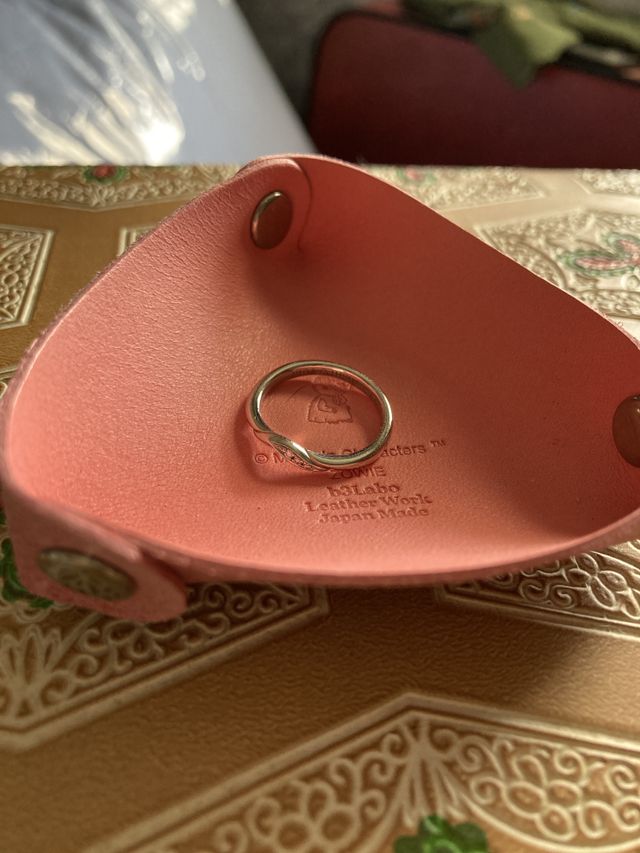 V字が、太い指を細見えしてくれる