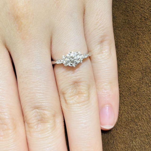 ダイヤの周りのメレダイヤで菱形状に見える