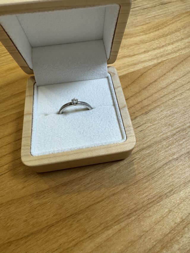 婚約指輪です。ケースは希望の木製を別途用意しました。
