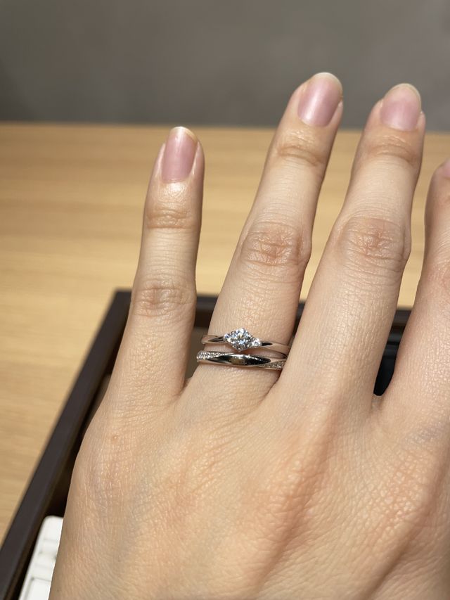 結婚指輪と婚約指輪の重ね付けです！