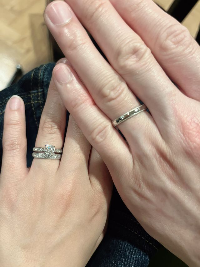 結婚、婚約指輪は重ね付けしやすいストレートタイプ希望でした。
