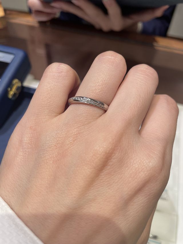 珍しい右下がりラインのデザインです！