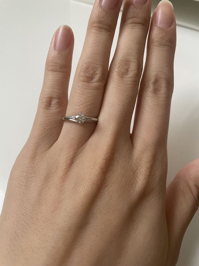 長く太い指でも存在感を出してくれるリング幅です！