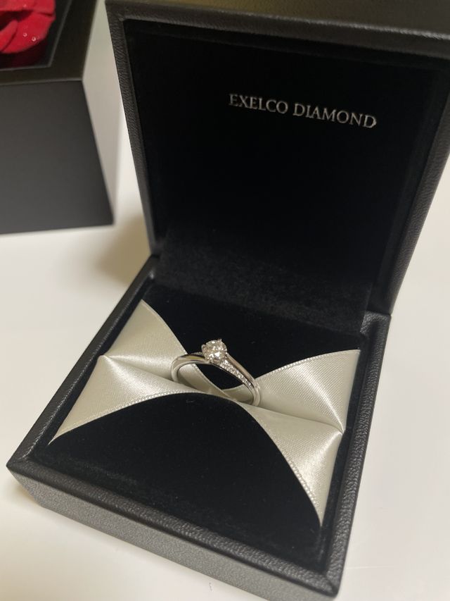 センターダイヤの下をメレダイヤが流れるような優美なデザイン！