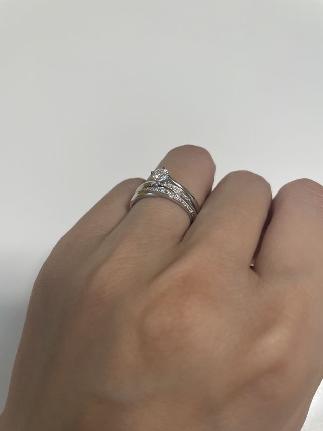 メレダイヤが右下がりデザインの結婚指輪との重ね付けです！