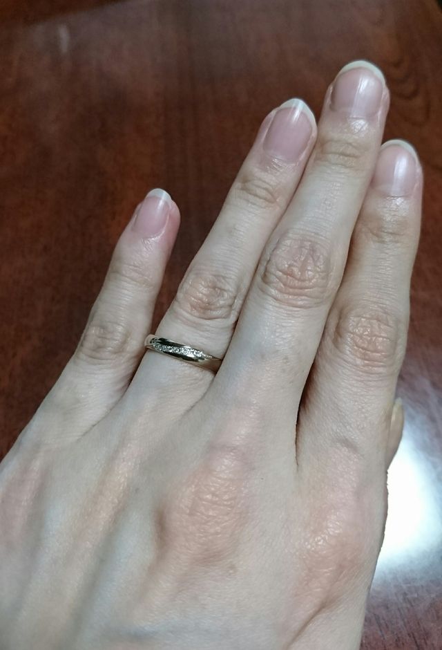 斜めに入ってるダイヤモンドが指を細く見せてくれる感じです！