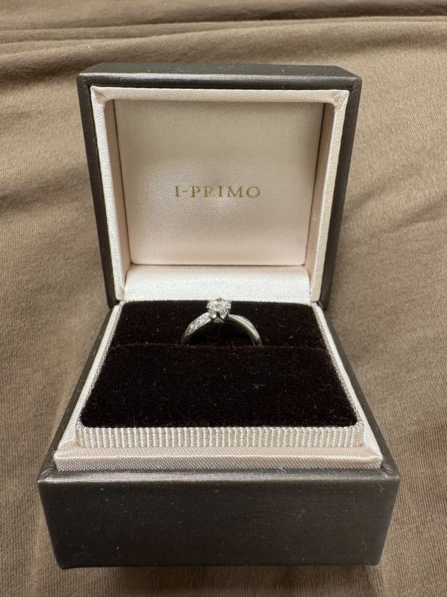 ウェーブ状に小さなダイヤ、中央に大きなダイヤが付いています。