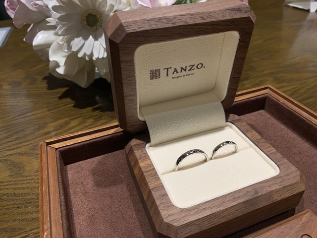 重ねると2人のイニシャルが完成するオリジナルデザインです。