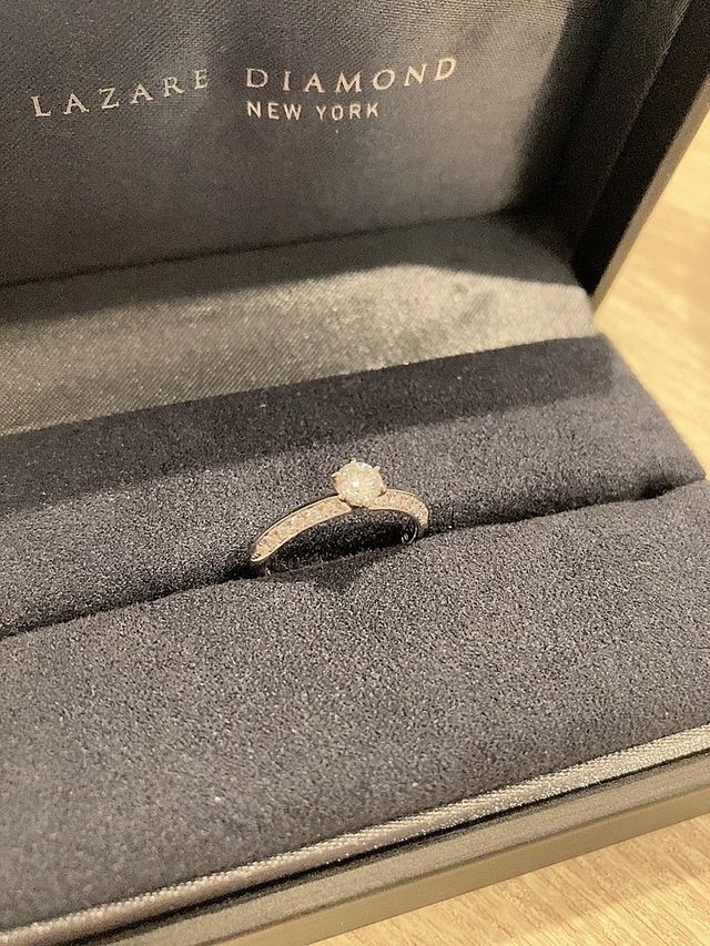 見えているのは、ダイヤモンドが埋められた面です。