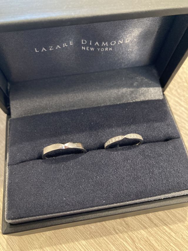 リングの中央が少し締まっているようなデザインです。