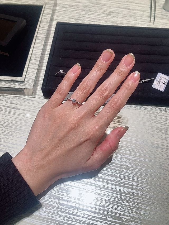 キラキラ華やかなデザインです。