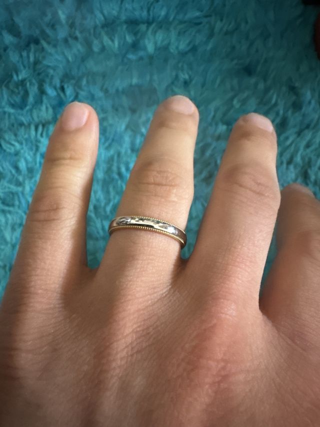 ミル加工の入った指輪を購入し、着用した写真です。