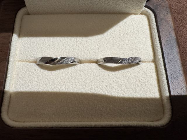 ウォールナットの木箱に入って納品されました。