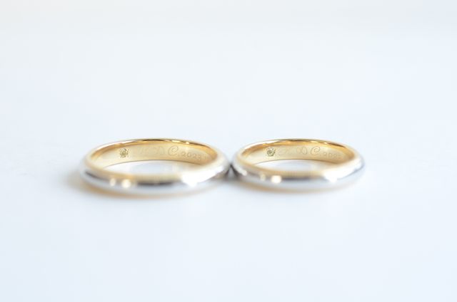 内側にお互いの誕生石を入れています。