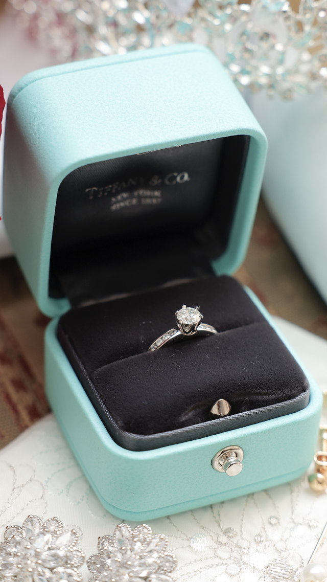 結婚式場で撮ってもらいました。