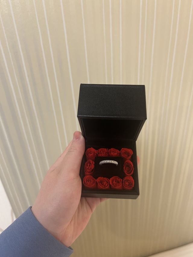 ハーフエタニティリング。側面にティアライメージのミル打ちあり