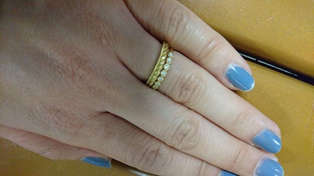 エンゲージリングと重ねても素敵です。