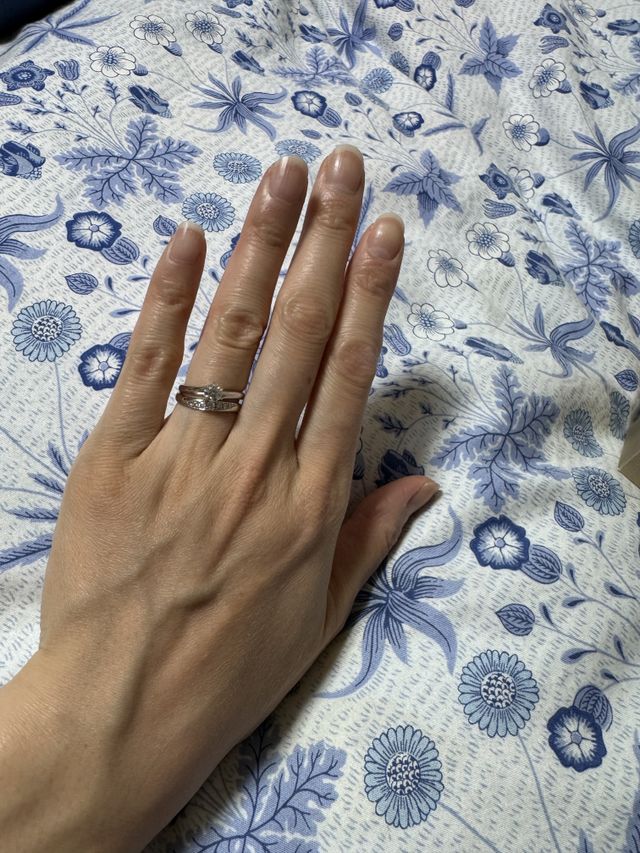 流線型のフォルムが美しい婚約指輪&結婚指輪です。