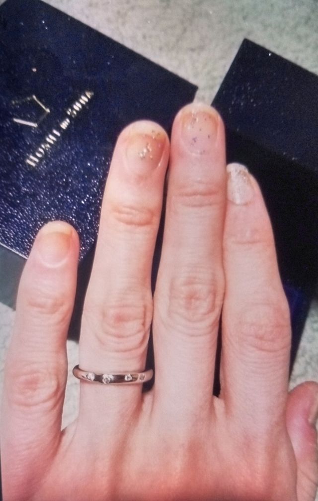 コスモ　 小さいダイヤがちりばめられて 素敵なデザイン。