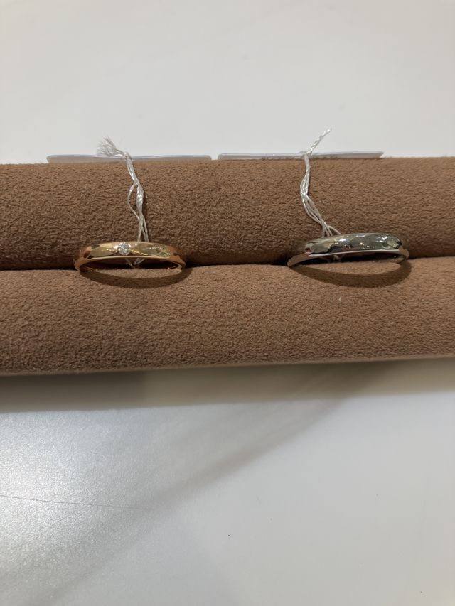 指輪の表面にポコポコした模様があります！