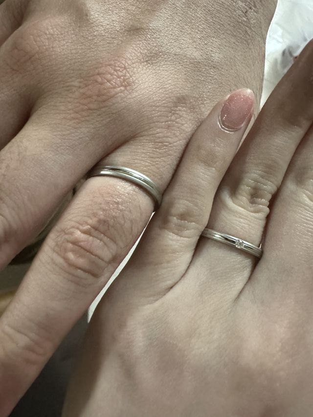 お揃いのデザインの結婚指輪。