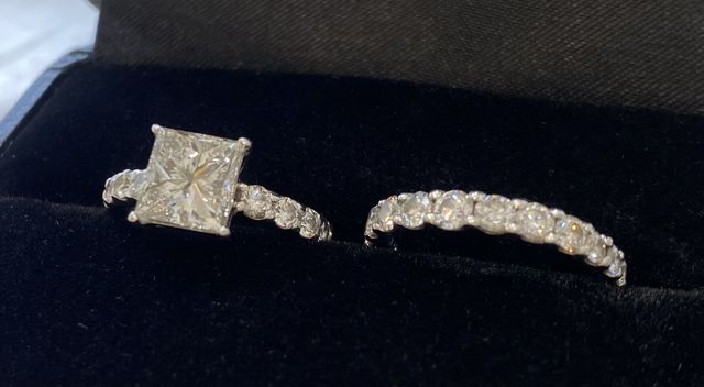 婚約指輪と結婚指輪(妻用)です