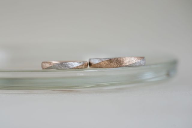 素材はシャンパンゴールドとプラチナにしました