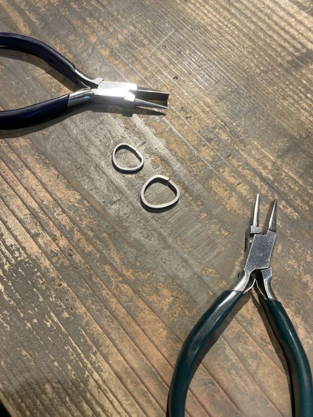 作成中:素材をペンチで曲げたところ