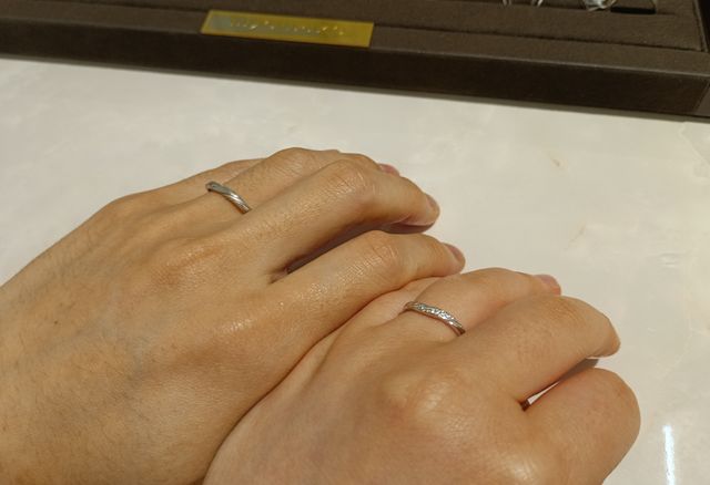 指輪着用写真。肌なじみも良くつけ心地が良かった。