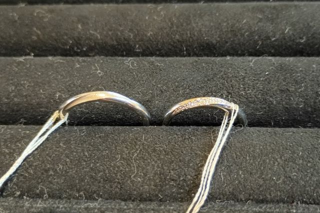 コスタンテ（プラチナタイプ）を横から撮影。ダイヤがとても綺麗