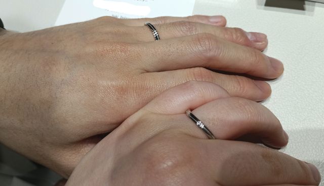 ディオーネ（プラチナタイプ）着用写真。ミル打ちが美しい。