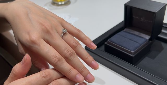 いい意味でザ婚約指輪でなくゴージャスなこちらの指輪にしました